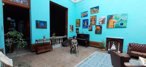 a living room with a blue wall with a fireplace at El Secreto Casa Art in Montevideo