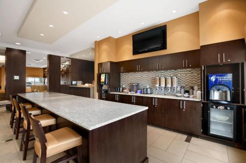 Кухня или мини-кухня в Days Inn & Suites by Wyndham Winnipeg Airport Manitoba

