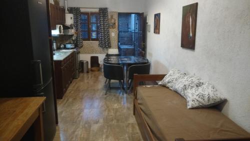 una sala de estar con un sofá y una mesa en Casa de descanso "El Jagüel", en San Marcos Sierras