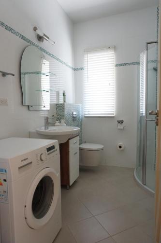 Self contained apartment with private kitchen Higher Heights, Barbados tesisinde bir banyo