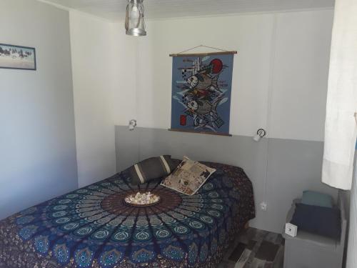 聖若瑟的住宿－La case o'gecko974，一间卧室配有一张带蓝色棉被的床