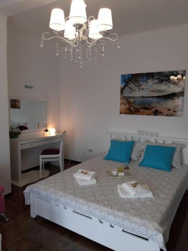 een slaapkamer met een bed met een tafel en een bureau bij Apartment Zorana-Center in Novi Sad