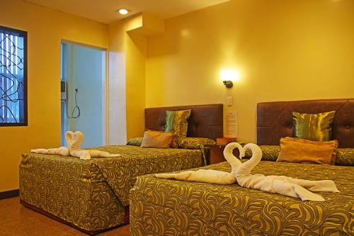 Un pat sau paturi într-o cameră la Fj Manila Hotel