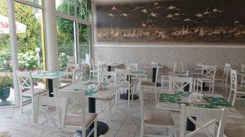 Ein Restaurant oder anderes Speiselokal in der Unterkunft Damroka 