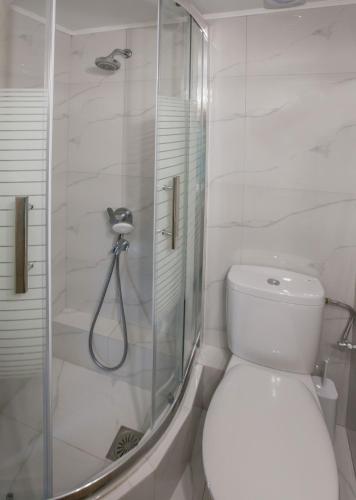 Ένα μπάνιο στο Edem BeachFront SeaView Dream Home In Beautiful Athens Riviera in Palaio Faliro