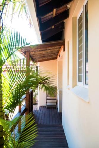 The Tides Inn Bed and Breakfastにあるバルコニーまたはテラス