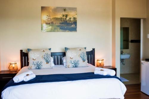 The Tides Inn Bed and Breakfastにあるベッド