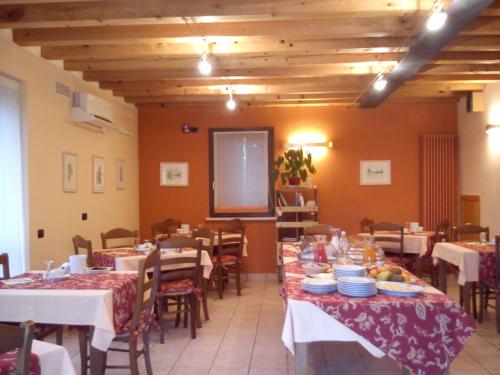 A restaurant or other place to eat at Country House La Perla del Sile