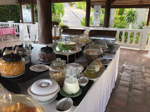 een buffet lijn met veel verschillende etenswaren op het bij The Bay Samui in Choeng Mon Beach