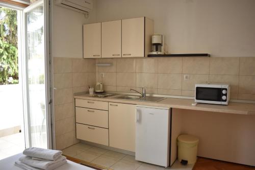 Η κουζίνα ή μικρή κουζίνα στο Guest House Mićin