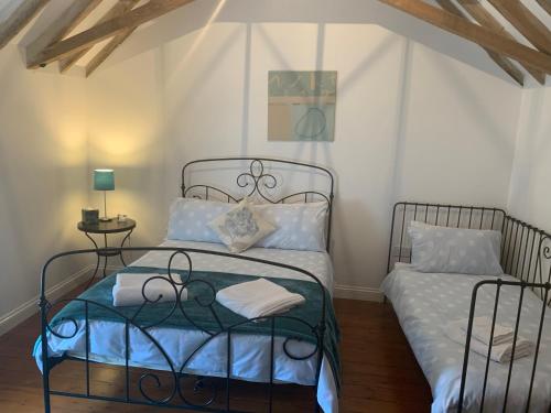 מיטה או מיטות בחדר ב-Church View Cottage, Ewerby