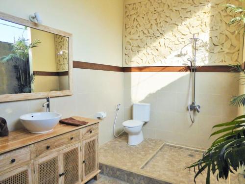 bagno con lavandino e servizi igienici di Villa Tenang ad Ubud