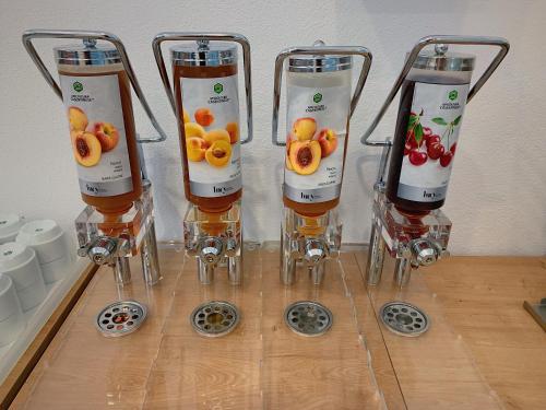 tre bottiglie di succo con frutta dentro su un tavolo di Hotel Carmen a Venus