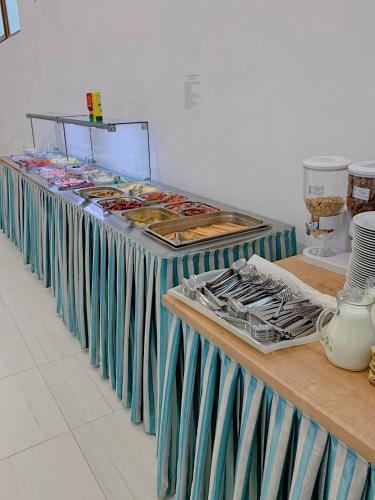 una fila di tavoli a buffet con sopra del cibo di Hotel Carmen a Venus