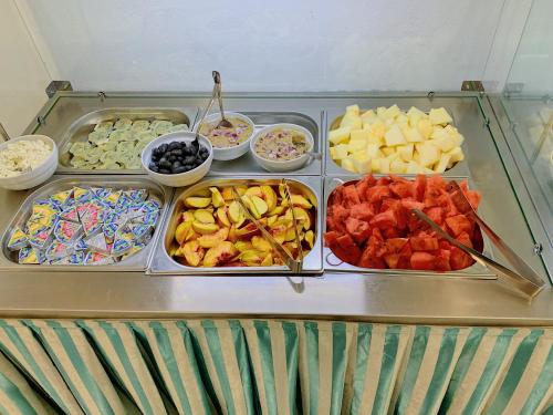 un frigorifero pieno di diversi tipi di cibo di Hotel Carmen a Venus