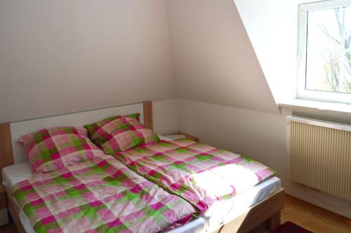 سرير أو أسرّة في غرفة في Ollis Achterndiek