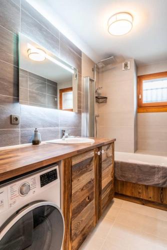 La salle de bains est pourvue d'un lave-linge et d'une baignoire. dans l'établissement JEANETTE 4, à Morzine
