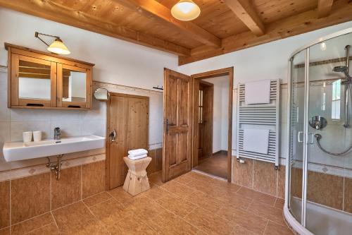 La salle de bains est pourvue d'un lavabo, d'une douche et de toilettes. dans l'établissement BEIM MOSER Apartments, à Grän