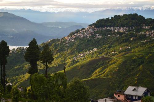 uma aldeia numa colina com casas nela em Banabas Homestay em Darjeeling