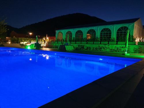 ein Pool in der Nacht mit blauen Lichtern in der Unterkunft Agriturismo Il Timo in Magliano deʼ Marsi