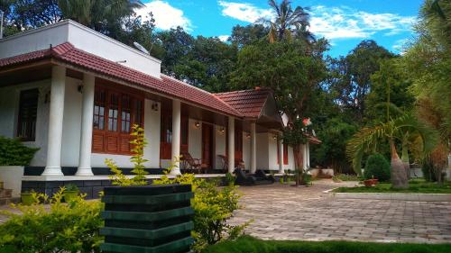 a house with a courtyard in front of it at Salisbury Manor Heritage Inn in Marayoor