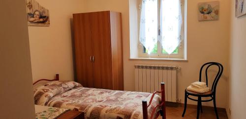 a bedroom with a bed and a table and a window at Case in campagna con piscina a Todi in Todi