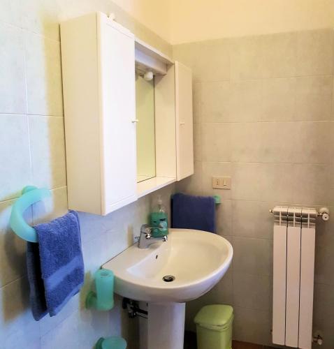 a bathroom with a sink and a mirror at Case in campagna con piscina a Todi in Todi