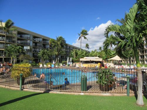 בריכת השחייה שנמצאת ב-Perfect for families and couples - Maui Sunset A-203 או באזור