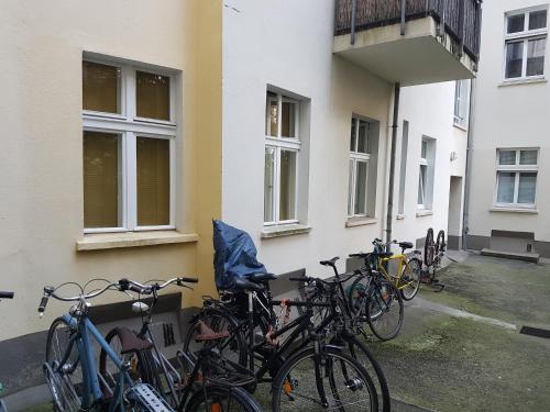 een groep fietsen geparkeerd naast een gebouw bij Wohnung 15 in Berlijn