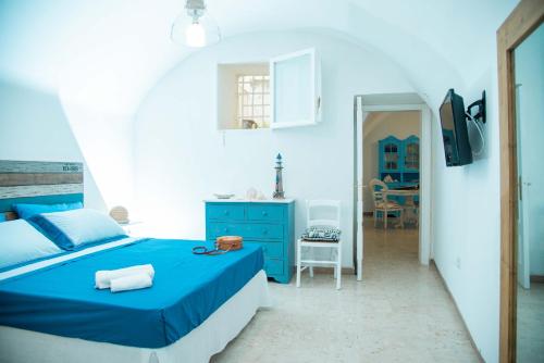 a bedroom with a blue bed and a blue dresser at Alaka Holiday Home in Gallipoli