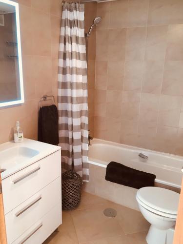 a bathroom with a sink and a toilet and a tub at Casa Buena Vista in Roldán