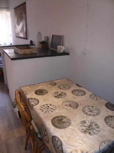 stół z tkaniną w pokoju w obiekcie Appartamento Stellamares w mieście Marciana
