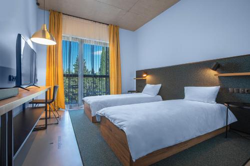 Tempat tidur dalam kamar di Park Hotel Tsinandali Estate