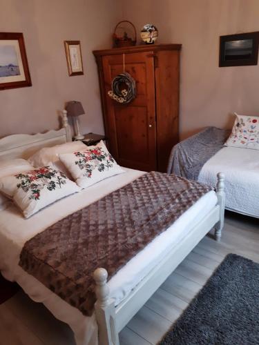 a bedroom with two beds and a dresser at Les Alouettes B&B in Hardecourt-aux-Bois