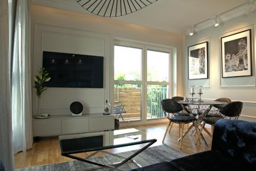 Telewizja i/lub zestaw kina domowego w obiekcie Blue Velvet Premium Apartments II