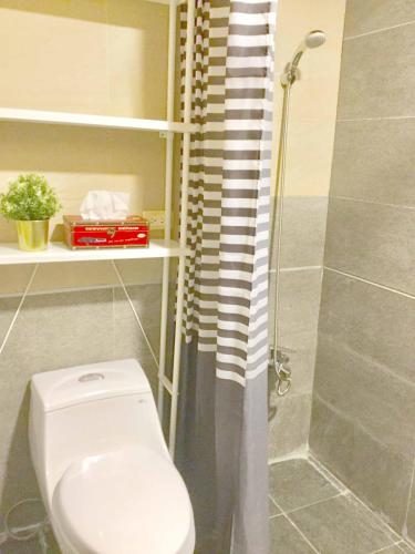 a bathroom with a toilet and a shower at 高鐵背包客 HSR BnB 桃園民宿 063號 in Zhongli