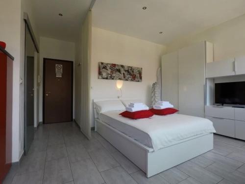 1 dormitorio con 2 camas y TV de pantalla plana en Irene's House, en Turín