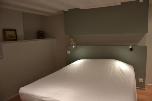 a bedroom with a large white bed in it at Burdigala Homes - Appart du Jardin Public in Bordeaux