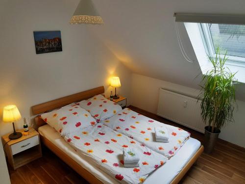 - une chambre avec un lit fleuri dans l'établissement Charmante Ferienwohnung 3 Zimmer Kueche Bad zentrale Lage, à Hagen im Bremischen