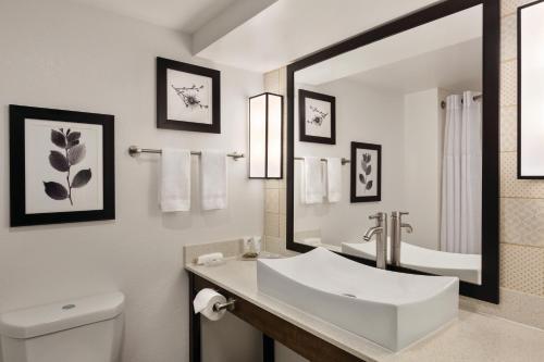 A bathroom at Country Inn & Suites by Radisson, Beaufort West, SC