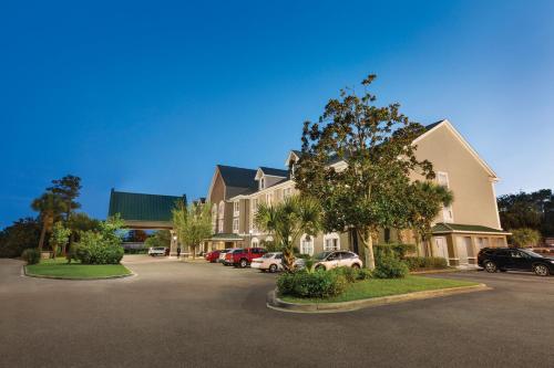a building with cars parked in a parking lot at Country Inn & Suites by Radisson, Beaufort West, SC in Beaufort