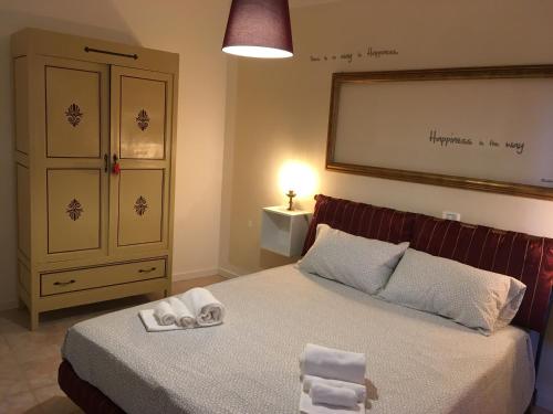 una camera da letto con un letto e due asciugamani di La Casetta a Pescantina