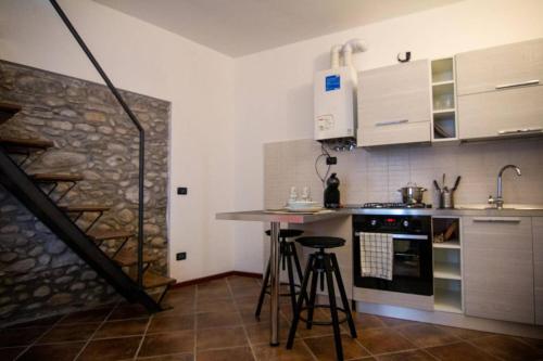 eine Küche mit einer Theke und einem Herd Top-Backofen in der Unterkunft Piccola casa vacanze - Small vacation house in Porto Valtravaglia
