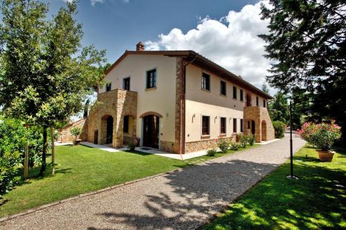 una gran casa de ladrillo con entrada en Tenuta delle Rose, en Montaione