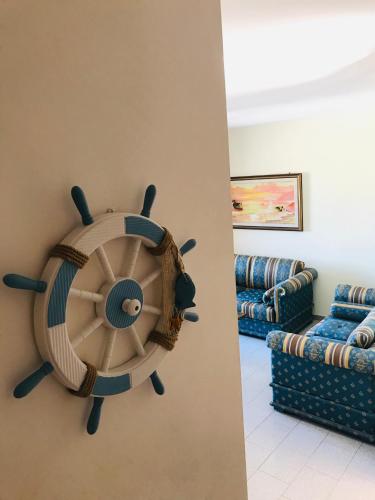 a living room with a steering wheel on the wall at Le stanze di Botticelli in Termoli