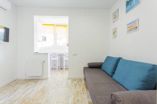 a living room with a couch and a table at Квартира подобово на Юлії ЗдановськоЇ, ВДНГ in Kyiv