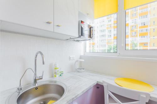 a kitchen with a sink and a window at Квартира подобово на Юлії ЗдановськоЇ, ВДНГ in Kyiv
