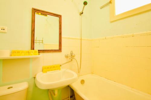 モスクワにあるKvartira na Minskoi 7のバスルーム(洗面台、トイレ、バスタブ付)