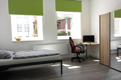 - une chambre avec un lit, un bureau et une chaise dans l'établissement Alte Post Gäste- und Monteurzimmer, à Horneburg