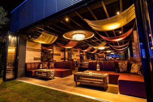 a room with couches and a table and a bar at ホテル プティバリガーデン新大久保 in Tokyo